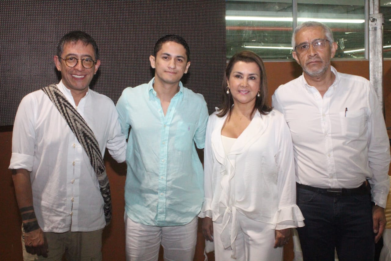 El presidente del Concejo de Neiva, Felipe Hernández junto al jurado calificador conformado por Marcela Pulido, William Parra y Víctor de Currea-Lugo.